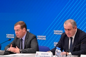 Дмитрий Медведев заявил о необходимости повышения статуса педагогов