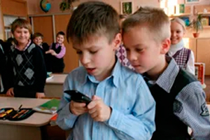 Телефоны в школах хотят запретить в России