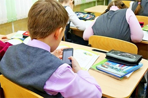 Иностранные эксперты поддержали идею ограничения использования телефонов в школе